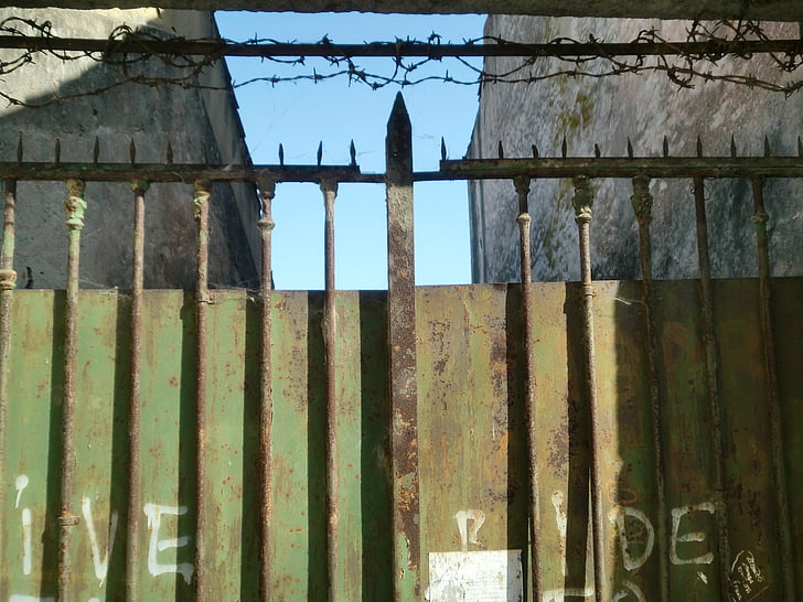 ограда, в затвора, бодлива тел, неръждаема, посочи, метал, дърво - материал