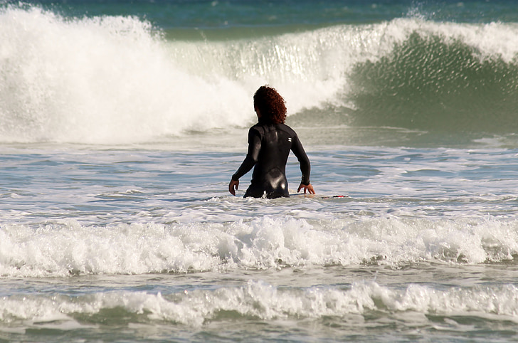 Surfer, deska surfingowa, morze, fala, aktywny wypoczynek, surfing, umiejętności