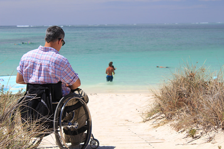 scaun cu rotile, vacanta, bea, cu handicap, vara, mare, plajă