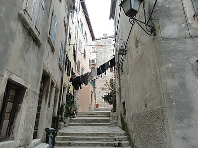 Croatie (Hrvatska), Istrie, Rovinje, vieille ville, blanchisserie, corde à linge, peu à peu