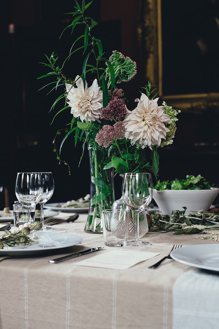 hvit, grønn, petaled, blomster, vaser, servering, tabell