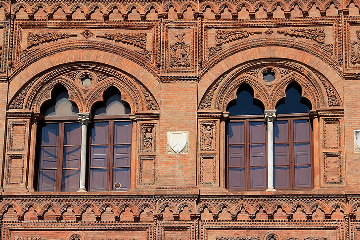 Ornamentti, ikkuna, julkisivu, historiallinen rakennus, tiili, korut, arkkitehtuuri