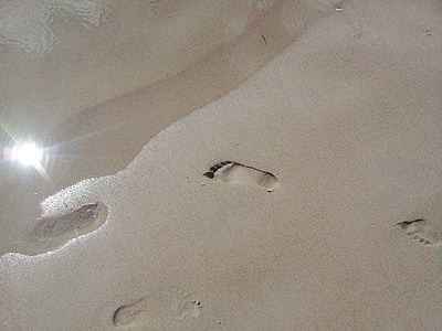 zand, het tarief van, voetafdruk, zee, vorm van de voet, de Baltische Zee, nat zand
