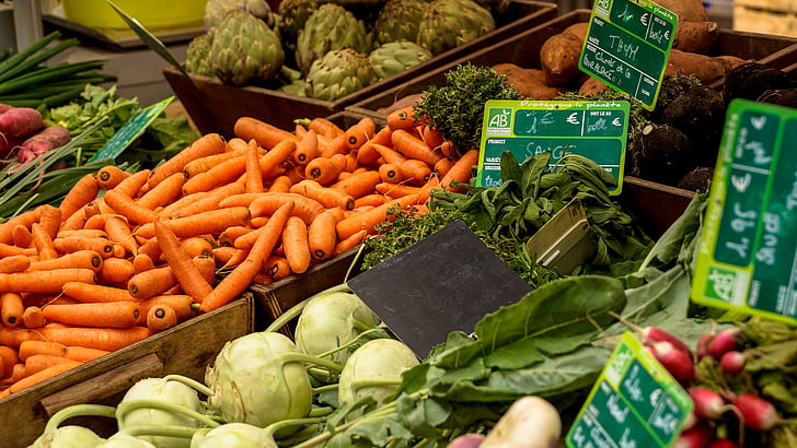 mercado, produtos hortícolas, cenouras, alcachofras, ervas, sábio, tomilho