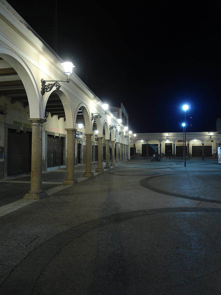 Portal, noche, arquitectura