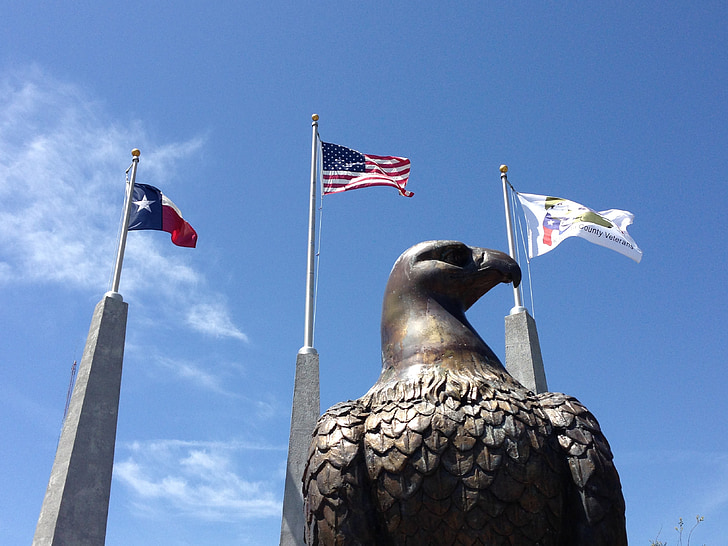 Eagle, Texas, flaggor, Amerika, blå himmel, skulptur, monumentet