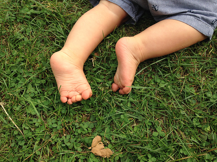 pies, bebé, naturaleza, hierba, mano humana, al aire libre
