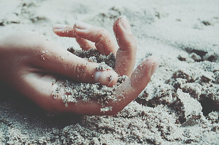 手, 砂, ビーチ, 海, 女性, 水, 人