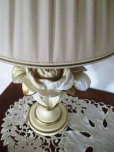 Lampada, Lampada da tavolo, presa di corrente, rosa motivo, in porcellana, paralume, tessuto