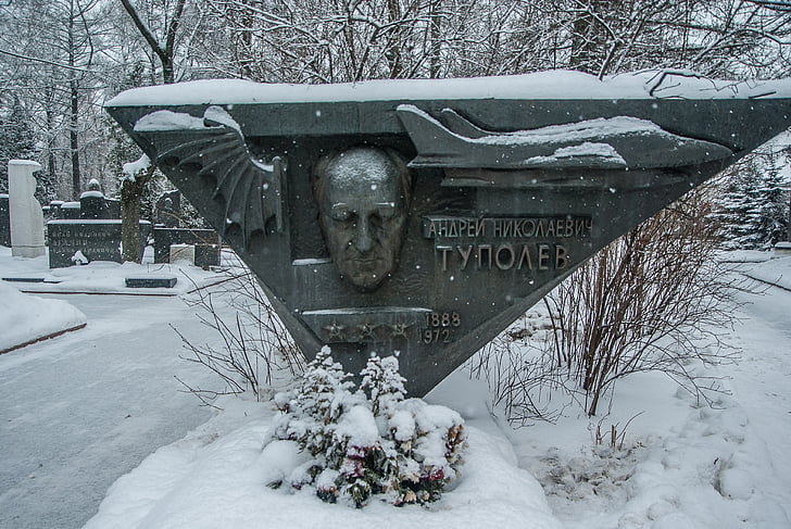 Moskva, hřbitov, hroby, Tupolev, letectví, scépultures, sníh
