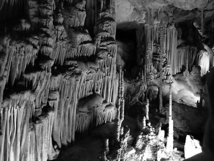 Stalaktiitti, Stalactite koobas, koobas, tilguti, salapärane, talvistel, stalaktiidid