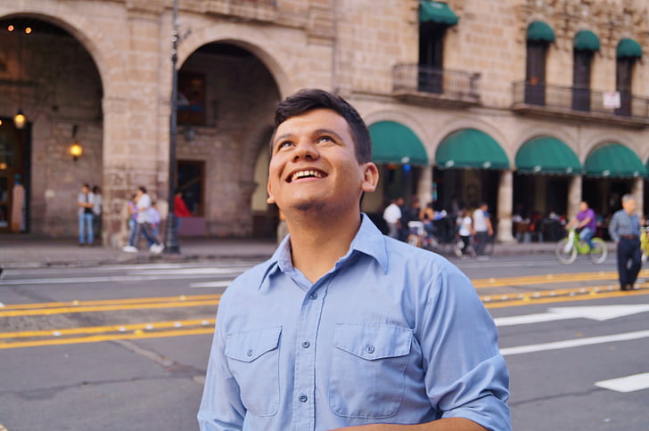 historiske centrum, Morelia, Michoacán, mand, blå skjorte, Latino, fuzzy