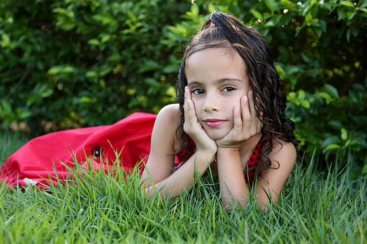 meisje op zoek, meisje in de tuin, model, kind, familie, groen gras, rode jurk