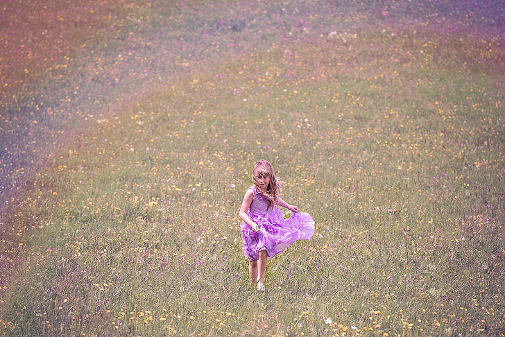manusia, anak, Gadis, gaun, menjalankan, padang rumput, bunga Padang rumput
