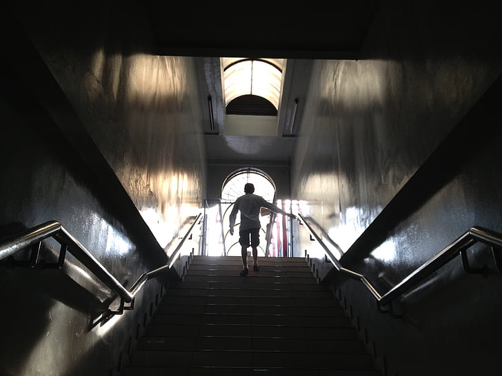 escalier, monte-escalier, vers le haut, homme, mâle, silhoutte, lumière