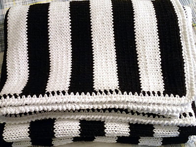 moderne teppe, teppe: teppet strikkes, håndlaget kaste, svart, hvit, myk bomull, moderne innredning