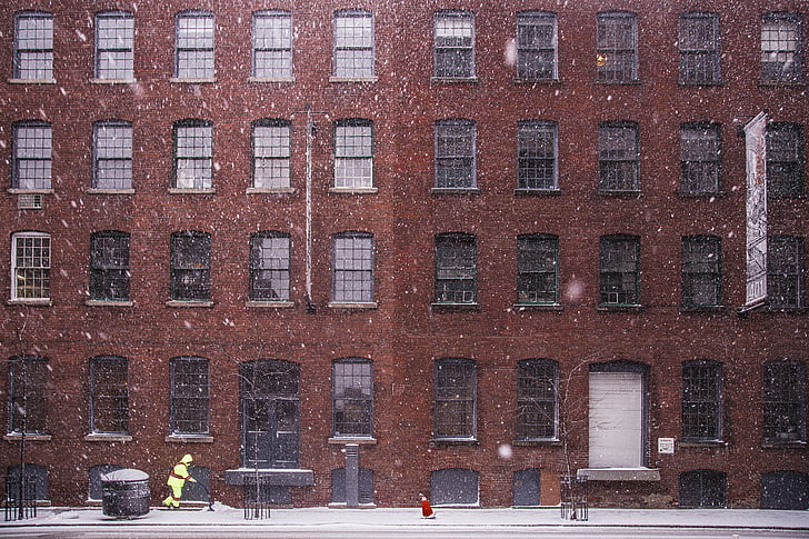 коричневый, Кирпич, здание, снег, окно, Архитектура, внешний вид здания