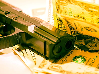 деньги, пистолет, доллар, ограбление, ограбление банка, преступность, Валюта
