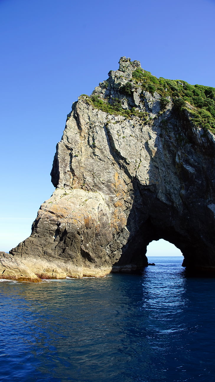luknjo v rock, Piercy otok, Nova Zelandija, zalivu otokov, Russell, rock - predmet, modra