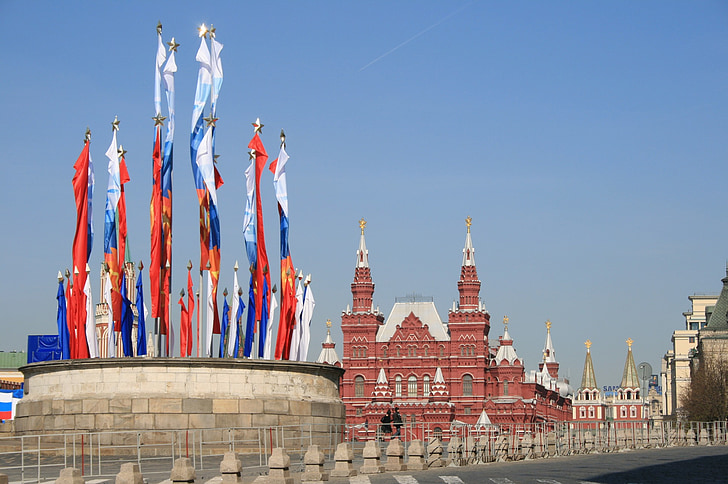 Cremlino, giorno della vittoria, Bandiere, podio dello zar, Piazza rossa, cielo blu, Museo statale di storia