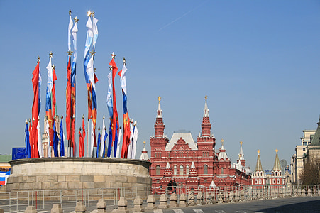 Kremlin, dia de la victòria, banderes, podi del tsar, plaça Roja, cel blau, Museu d'història d'estat