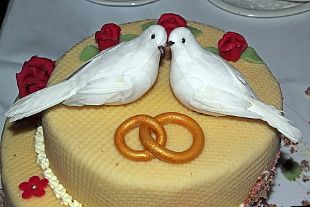 wedding cake, pigeons, rings, marzipan, roses
