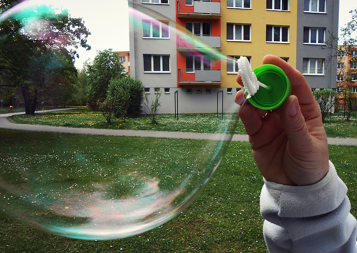 bublina, bublina dmychadlo, ruka, zelená, tráva, panelových domů, stromy