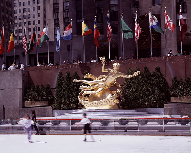 new york city, Rockefeller center, jazda na łyżwach, lodowisko, Prometeusz statua, flagi, Manhattan