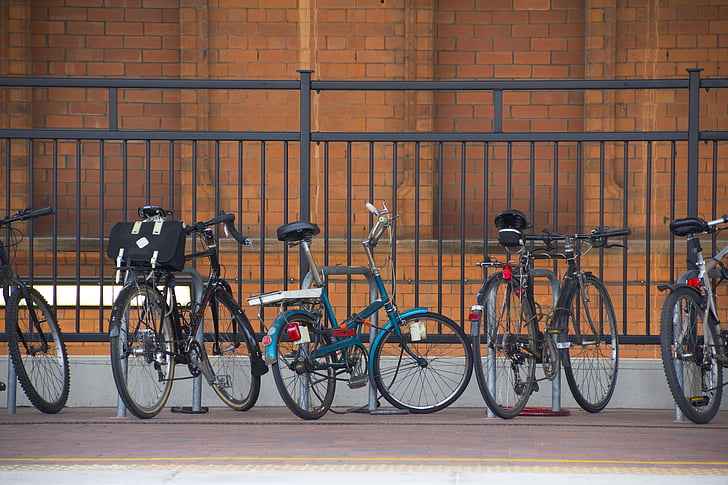dviračiai, traukinių stotis, dviratis