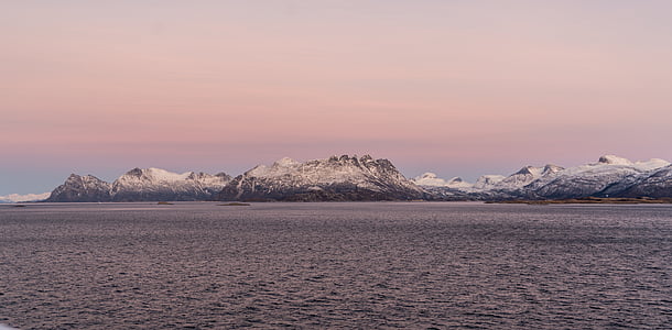 Norwegia, linia brzegowa, zachód słońca, fiord, morze, góry, śnieg