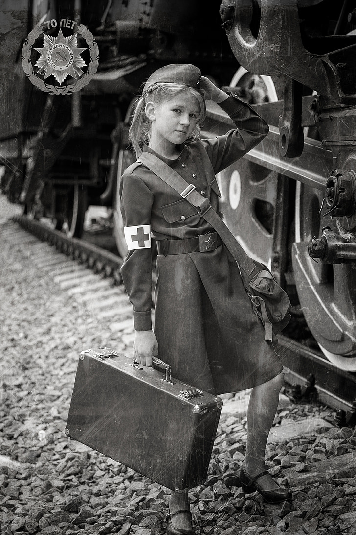 Děvče, vojenské uniformy, vítězství, 9. května, vlakem, kufr, Peron