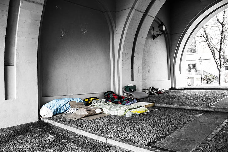hjemløse, tæpper, velgørenhed, fattigdom, under en bro, sten gulv, gamle madrasser
