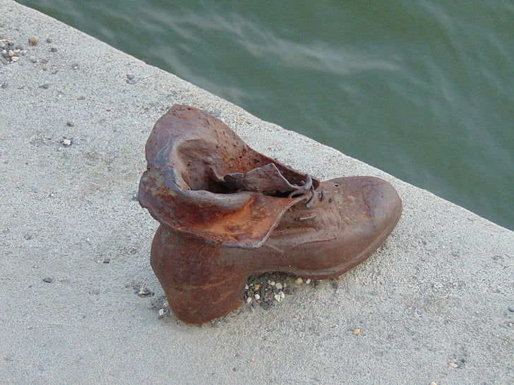 Sepatu, Danube tanggul, Holocaust