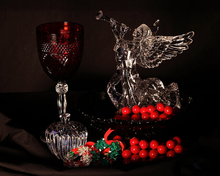 Vianočné zátišie, Sviatočné dekorácie, anjel, čaša, ozdoby, bobule, misa