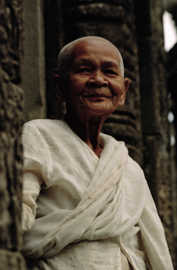 mooie oudere vrouw, boeddhistische non, glimlach, sereniteit, wijsheid, Bayon tempel, Angkor wat