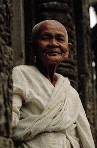 skaisti vecāka gadagājuma sieviete, budistu mūķene, smaids, Rāmums, gudrības, Bajona templis, Angkor wat