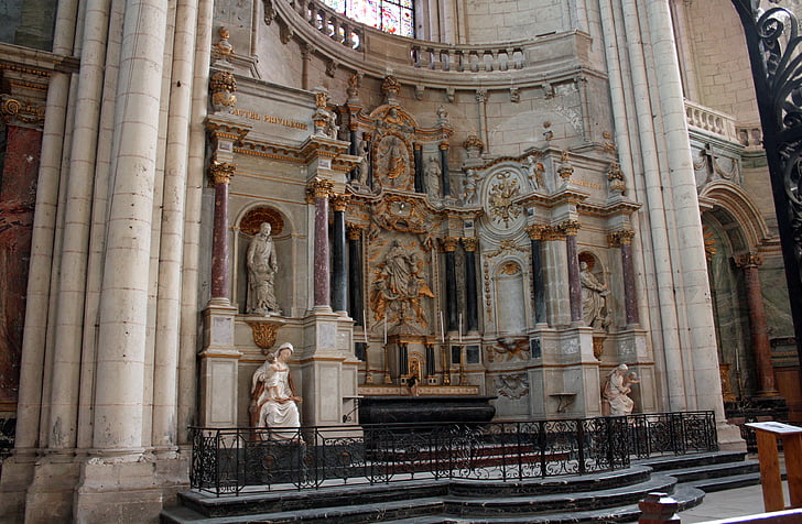 hlavný oltár, cirkevné sochy, náboženské vyrezávané, zdobené oltára, interiéru kostola, Grand oltár