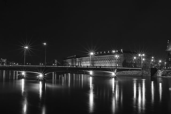 Черно-бели, мост, сграда, светлини, нощ, отражение, вода