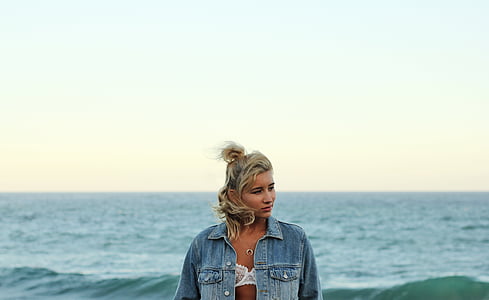 Praia de mulher, mulher na praia, mulher, praia, jaqueta jeans, sutiã, cabelo loiro
