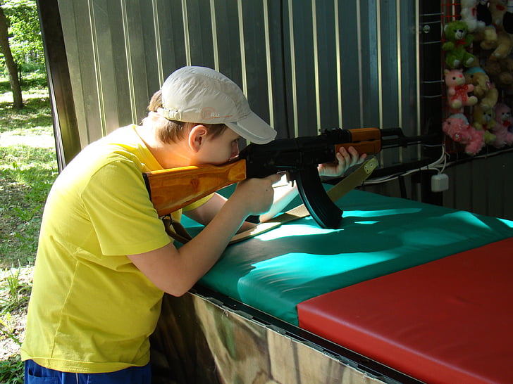 shooting gallery, attractie, Kalashnikov, jongen, doel, schiet
