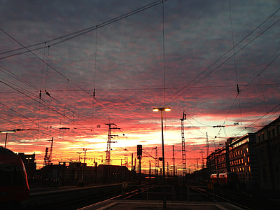 sončni zahod, oblaki, železniška postaja, vlak, rdeča, rdečkasto, vijolična