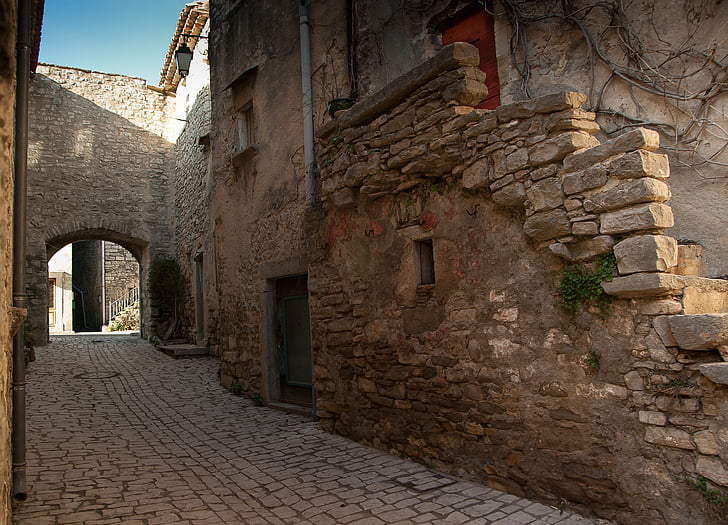 Vjesnik, srednjovjekovno selo, traka, asfaltirane ulice, trijem, arhitektura, Povijest