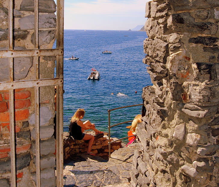 langas, jūra, mergaitė, valtys, akmuo, durys, vandens