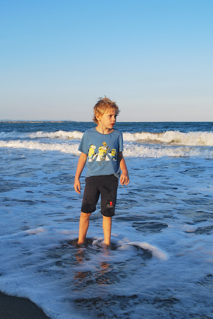 Αγόρι, στη θάλασσα, το περπάτημα, στέκεται, βλέποντας, Άμμος, μπλε