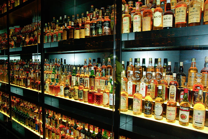 whisky, l'alcohol, ampolles