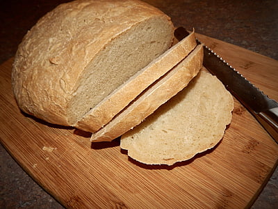 Itāliešu, sourdough maizi, kārta, stirato, brūns, virtuves dēlis, sagriezta