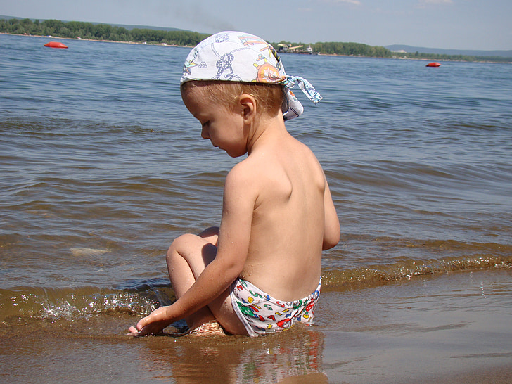 Момче, хлапе, седи, плаж, вода, пясък