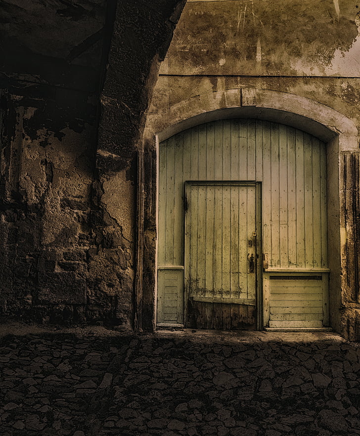 houten deur, oude deur, voordeur, geplaveide street, nacht, donker, zorgwekkend