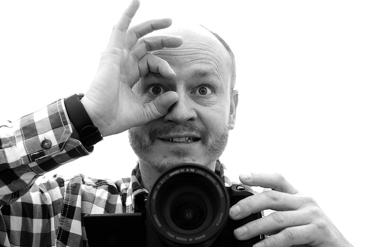 fotograf, čovjek, ruku, znakova, u fokusu, ogledalo, selfie
