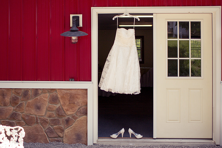 сватба, сватбена рокля, висящи, плевня, червен, обувки, мода